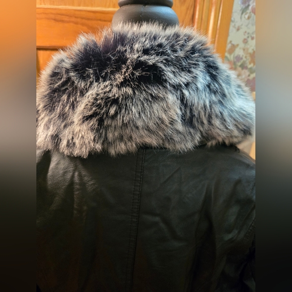 Faux Leather jacket with detachable faux fur collar - Picture 8 of 9